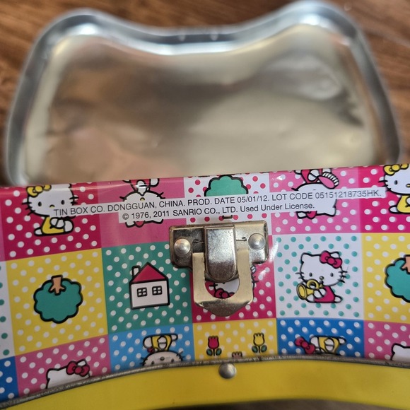 2012 Tin Box Co. Hello Kitty tin‎ purse - Picture 5 of 7